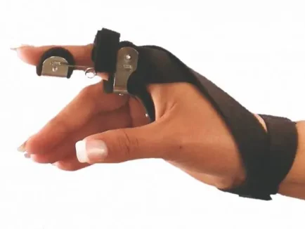 ΔΥΝΑΜΙΚΟΣ ΝΑΡΘΗΚΑΣ ΕΚΤΑΣΗΣ ΔΑΚΤΥΛΟΥ ME ΚΕΝΤΡΙΚΟ ΕΡΓΟΝΟΜΙΚΟ ΕΛΑΤΗΡΙΟ ΚΑΙ ΕΛΑΣΤΙΚΟ ΙΜΑΝΤΑ